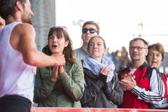 Verdienter Applaus für die Läufer beim KKL. (Bild: Dominik Wunderli, Luzern, 27. Oktober 2019)