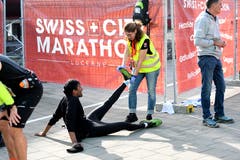 Erste Hilfe bei einem Krampf. (Bild: Corinne Glanzmann, Luzern, 27. Oktober 2019)