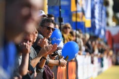 Gespanntes Warten auf die Läufer beim Ziel. (Bild: Corinne Glanzmann, Luzern, 27. Oktober 2019)