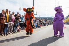 Maskottchen am Maratholino auf der Seebrücke. (Bild: Patrick Hürlimann, Luzern, 27. Oktober 2019)