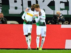 Schweizer Jubel in Mönchengladbach: Denis Zakaria (links) und Nico Elvedi nach dem Sieg gegen Frankfurt (Bild: KEYSTONE/AP/MARTIN MEISSNER)