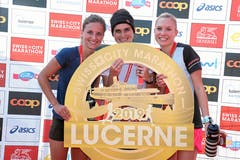 Das Siegertrio bei den Frauen: Franziska Inauen (Mitte) gewinnt vor Mirjam Niederberger (rechts) und Nina Högger. (Bild: Andy Mettler/swiss-image, Luzern, 27. Oktober 2019)