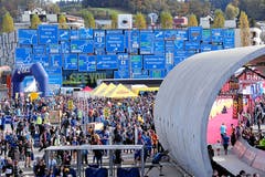 Zieleinlauf der besonderen Art: Mitten im Verkehrshaus laufen die Teilnehmerinnen und Teilnehmer des Swiss City Marathon Lucerne ein und freuen sich über ihren ganz persönlichen Erfolg. (Andy Mettler/swiss-image, Luzern, 27. Oktober 2019)