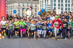 Start des Maratholino auf der Seebrücke. (Bild: Patrick Hürlimann, Luzern, 27. Oktober 2019)