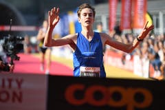 Manuel Waiss aus Sursee gewinnt das Rennen über 10 Kilometer. (Bild: Corinne Glanzmann, Luzern, 27. Oktober 2019)