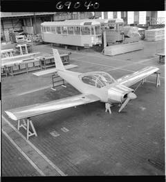 Tramwagen und ein Flugzeug vom Typ AS 202 Bravo, 1969. (Bild: Staatsarchiv St.Gallen, W 241/5-069040)