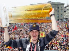 2010 feierte Josi mit dem SC Bern den Schweizer Meistertitel - danach wechselte er nach Nordamerika (Bild: KEYSTONE/PETER KLAUNZER)