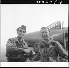 Der amerikanische Testpilot Bill Lear (rechts) mit FFA-Mitarbeiter Balmer, einem Original, das in der Firma für seine Unverfrorenheit bekannt war. (Bild: Staatsarchiv St.Gallen, W 241/5-010061-6.1)
