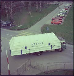 Die FFA schaffte es bis in den Weltraum: Teil einer Ariane-Rakete beim Transport, 1976. (Bild: Staatsarchiv St.Gallen, W 241/5-760055.2)