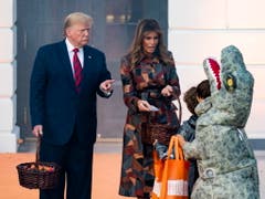 Vor US-Präsident Donald Trump und seiner Frau Melania erschienen im Weissen Haus am Montag zahlreiche Kinder in Kostümen. (Bild: KEYSTONE/EPA/MICHAEL REYNOLDS)