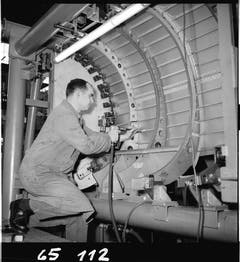 Ein FFA-Mitarbeiter vernietet den Rumpf einer Mirage III, 1965. (Bild: Staatsarchiv St.Gallen, W 241/5-065112)