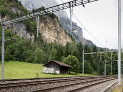 Von einer Explosion im ehemaligen Munitionslager Mitholz könnten auch wichtige Infrastrukturen wie die Bahn betroffen werden. (Bild: KEYSTONE/GAETAN BALLY)