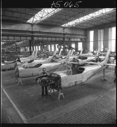 Endmontage des Trainingsflugzeugs AS 202 Bravo, 1975. (Bild: Staatsarchiv St.Gallen, W 241/5-075065)