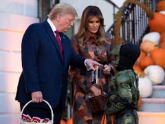 Präsidiales Halloween: US-Präsident Donald Trump und seine Frau Melania haben am Montag im Weissen Haus viel Süsses an verkleidete Kinder verteilt. (Bild: KEYSTONE/EPA/MICHAEL REYNOLDS)