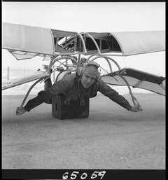 Ein Mann liegt zur Probe in einem experimentellen Deltasegler, 1965. (Bild Staatsarchiv St.Gallen, W 241/5-065059)