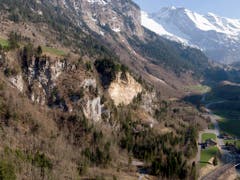 Das Gebiet um das ehemalige Munitionslager in Mitholz. In der Fluh sind tonnenweise alte Munition verschüttet. (Bild: KEYSTONE/ADRIAN REUSSER)