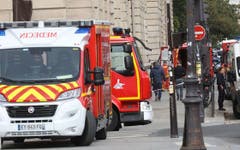 Über zehn Feuerwehrfahrzeuge waren anwesend. (Bild: Le Parisien)