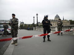 Auch das Militär steht im Einsatz vor dem Hauptquartier der Polizei in Paris. (Bild: KEYSTONE/EPA/YOAN VALAT)
