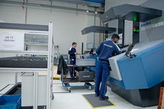 Zur Automation gehören auch drei automatisierte Lagersysteme für Klein-, Mittel- und Grossteile sowie die Einführung eines führerlosen, autonomen Transportsystems. (Bild: Corinne Glanzmann, Buochs, 1. Oktober 2019)
