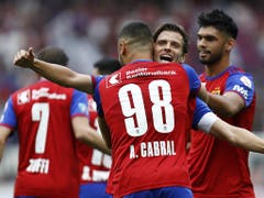 Arthur Cabral lässt sich feiern (Bild: KEYSTONE/PETER KLAUNZER)