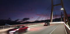 Abendstimmung in Diepoldsau auf der Rheinbrücke. (Bild: Petra Wüst)