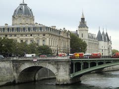 Messerattacke im berühmten Polizeipräsidium am Quai des Orfèvres in Paris: Vier Polizisten werden von einem Mitarbeiter erstochen. (Bild: KEYSTONE/EPA/YOAN VALAT)