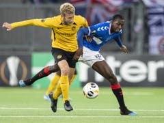 Captain Fabian Lustenberger, hier gegen Glen Kamara, musste seine Zweikampfstärke sehr oft ausspielen (Bild: KEYSTONE/PETER SCHNEIDER)