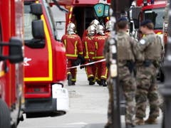 Weiträumige Abriegelung nach dem Tod von vier Polizisten im Hauptquartier der nationalen Polizei in Paris. (Bild: KEYSTONE/EPA/IAN LANGSDON)