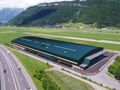 Die neue Strukturbauhalle S der Pilatus Flugzeugwerke auf dem Flugplatz in Buochs wurde in nur einem Jahr erbaut. (Bild: PD)