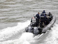 Sofort auch auf der Seine ausgerückt: Ein Patrouillenboot nach der Attacke. (Bild: KEYSTONE/AP/KAMIL ZIHNIOGLU)