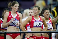 2012: Olympische Spiele LondonDie Schweizerinnen um Mujinga Kambundji (ganz rechts) qualifizieren sich zwar für das Highlight des Jahres, scheiden aber erwartungsgemäss im Vorlauf aus. (Bild: Keystone)