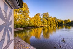 Goldiger Herbstmorgen am Bubenweiher in St. Gallen. (Bild: Christian Wild)