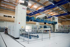 Ein Herzstück in der neuen Halle ist der Nietroboter. (Bild: Corinne Glanzmann, Buochs, 1. Oktober 2019)