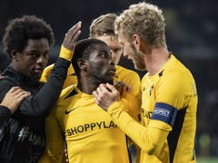 Jordan Lotomba, Torschütze Roger Assalé und Fabian Lustenberger (von links) freuen sich nach dem 1:1. Hinten Michel Aebischer (Bild: KEYSTONE/PETER SCHNEIDER)