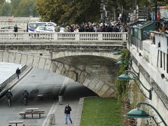 Schaulustige werden von Beamten zurückgehalten. (Bild: KEYSTONE/EPA/YOAN VALAT)