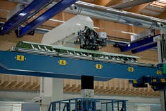 Die C-Bügel Nietmaschine automatisiert den manuellen Nietprozess und reduziert die Lärmbelastung für die Mitarbeitenden massiv. (Bild: Corinne Glanzmann, Buochs, 1. Oktober 2019)