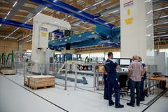 Noch laufen am Nietroboter auch Schulungen für die Mitarbeiter. (Bild: Corinne Glanzmann, Buochs, 1. Oktober 2019)