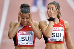 2014: Europameisterschaften ZürichUmso grösser ist die Enttäuschung dann zum Abschluss der EM, als Mujinga Kambundji mit der Staffel im Final steht. Ihr unterläuft beim Start aber ein seltenes Missgeschick: Sie verliert beim zweiten Schritt den Stab, die Schweiz ist aus dem Rennen. Die Bernerin kann es nicht fassen. (Bild: Keystone)