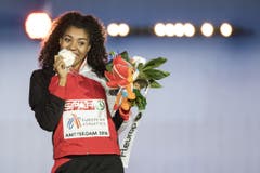 2016: Europameisterschaften AmsterdamUnd nur wenige Tage später schlägt sie zurück. Im Final über 100 Meter läuft die Kambundji zu EM-Bronze und strahlt an der Siegerzeremonie mit der Medaille um die Wette. (Bild: Keystone)