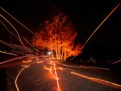 Starke Winde blasen Brandglut über eine Strasse in Calistoga, 120 Kilometer nördlich von San Francisco. (Bild vom 29. Oktober) (Bild: KEYSTONE/FR34727 AP/NOAH BERGER)