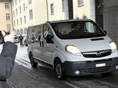 «Carlos» erschien am Mittwoch nicht vor Gericht: Gefangenentransporter der Polizei beim Zürcher Bezirksgericht. (Bild: KEYSTONE/WALTER BIERI)