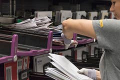 In Gossau werden pro Stunde bis zu 40'000 Briefe sortiert. (Bild: Lisa Jenny)