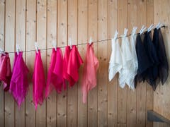 Auch Angestellte in der Textil- und Bekleidungsindustrie erhalten ab Anfang 2020 mehr Lohn. (Bild: KEYSTONE/URS FLUEELER)