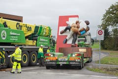 Mit Pneukran und Sattelschlepper wurde die Skulptur transportiert. (Bild: Maria Schmid, Zug, 30. Oktober 2019)
