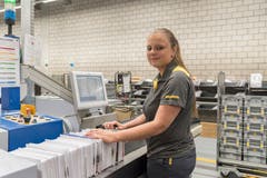 Claudia Constantino sortiert Briefe in Gossau. (Bild: Lisa Jenny)