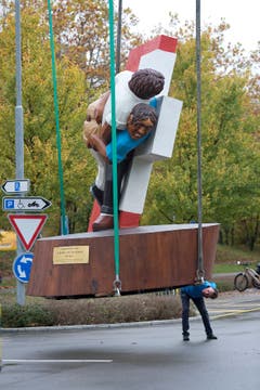Bildhauer Stephan Schmidlin kontrolliert, ob seine Skulptur auch richtig befestigt ist. (Bild: Maria Schmid, Zug, 30. Oktober 2019)