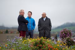 Esaf-OK-Präsident Heinz Tännler, Bildhauer Stephan Schmidlin und Toni Calabretti von der Beisheim Holding warten auf die Statue. (Bild: Maria Schmid, Zug, 30. Oktober 2019)