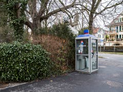 An jeder Ecke des Landes: Eine Telefonkabine im Länggassquartier in Bern. (Bild: KEYSTONE/PETER KLAUNZER)