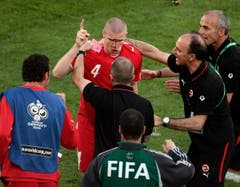 23. Juni 2006, Hannover. WM-Gruppenspiel gegen Südkorea (2:0). „Viele Menschen kennen vor allem dieses Bild von mir. Respektive: Vielen Menschen hat sich dieses Bild nach meinem Tor zum 1:0 eingebrannt. Sie sprechen mich noch heute darauf an. Es war ein sehr starker Moment. Ein Moment, in dem ich bereit war, meinen Körper für mein Land zu opfern. Ich war voller Adrenalin, habe keine Schmerzen gespürt. Doch als ich nach der Pause wieder aufs Feld kam, spürte ich starke Schmerzen in der Schulter. Ich musste unmittelbar nach Wiederanpfiff wieder raus.“ (Bild: Keystone)