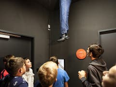 Die ersten Jugendlichen bereiten sich im Gruselkabinett unter zwei baumelnden Beinen auf den Rundgang im Geisterhaus vor. (Bild: KEYSTONE/ALEXANDRA WEY)